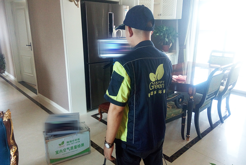 1.甲醛檢測(cè)的必要性  室內(nèi)空氣污染嚴(yán)重影響了我們的生活與健康，常見的有甲醛、苯、TVOC等。判斷室內(nèi)空氣質(zhì)量的好與差就需要對(duì)這些常見的室內(nèi)污染物質(zhì)濃度進(jìn)行測(cè)定。  檢測(cè)室內(nèi)空氣質(zhì)量的方法很多，有通過鼻子聞的、試紙自測(cè)盒的、手持電子檢測(cè)儀的等，不同的方法因嚴(yán)密性、原理性不同，造成的結(jié)果差異很大。專業(yè)室內(nèi)空氣檢測(cè)，不但  可以提高精確度還能在安全安心上有更多的保障。  2.服務(wù)簡(jiǎn)介  甲醛檢測(cè)是室內(nèi)空氣質(zhì)量檢測(cè)的簡(jiǎn)稱，指的是根據(jù)一定的標(biāo)準(zhǔn)測(cè)定室內(nèi)環(huán)境中甲醛等污染濃度的服務(wù)。通常的檢測(cè)項(xiàng)目包括但不僅限于甲醛、苯及苯系物（苯、甲苯、二甲  苯）、TVOC、PM2.5等。  3.甲醛檢測(cè)技術(shù)原理  利用高精度儀器，按照《室內(nèi)空氣質(zhì)量標(biāo)準(zhǔn)》GB/T 18883-2002標(biāo)準(zhǔn)進(jìn)行采樣，然后運(yùn)用分光光度法測(cè)定甲醛等測(cè)定項(xiàng)室內(nèi)空氣污染物濃度。  4.檢測(cè)標(biāo)準(zhǔn)  常用的室內(nèi)空氣質(zhì)量檢測(cè)標(biāo)準(zhǔn)有：《室內(nèi)空氣質(zhì)量標(biāo)準(zhǔn)》GB/T 18883-2002、《民用建筑室內(nèi)環(huán)境污染控制規(guī)范》GB50325-2010、《乘用車內(nèi)空氣質(zhì)量評(píng)價(jià)指南》GB/T  27630—2011  5.甲醛檢測(cè)收費(fèi)標(biāo)準(zhǔn)  檢測(cè)室內(nèi)空氣質(zhì)量，通常我們測(cè)甲醛、苯、TVOC三項(xiàng)。也可以根據(jù)客戶的要求來選擇測(cè)定項(xiàng)目，及進(jìn)行收費(fèi)。一般是3個(gè)點(diǎn)起測(cè)，也就是檢測(cè)不少于三個(gè)點(diǎn)。詳情咨詢格瑞樂  專業(yè)顧問  6.甲醛檢測(cè)的服務(wù)流程  1、電話或網(wǎng)絡(luò)預(yù)約服務(wù)  2、根據(jù)客戶需求檢測(cè)項(xiàng)目做費(fèi)用報(bào)價(jià)  3、確定報(bào)價(jià)方案，約定上門服務(wù)時(shí)間，及做好檢測(cè)前準(zhǔn)備  4、上門服務(wù)，根據(jù)室內(nèi)布局選擇采樣點(diǎn)  5、將采樣結(jié)果標(biāo)記并封裝，帶回實(shí)驗(yàn)室進(jìn)行分析  6、將分析結(jié)果通知客戶，并按照要求制定檢測(cè)報(bào)告  7、將檢測(cè)報(bào)告寄送給客戶