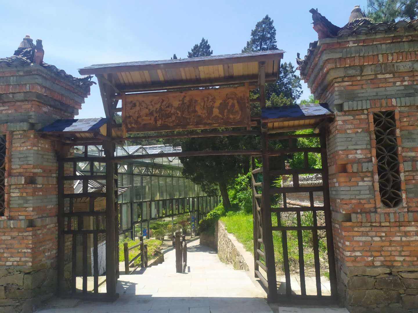 今年因為疫情的原因，都在家呆了兩個月，此次出行團建，主要是為了放松大家的心情，讓格瑞樂的小伙伴們呼吸一下大自然的新鮮空氣，這也讓我們更加堅信只有在大自然般清新及安全環(huán)保的室內(nèi)空氣環(huán)境中，人們才會全身心的放松。我環(huán)保，我快樂，格瑞樂只做一件事，那就是堅持做好室內(nèi)環(huán)境凈化治理工作，在往后的日子里格瑞樂將繼續(xù)為各位有需要的朋友們帶來如大自然般清新的室內(nèi)空氣。