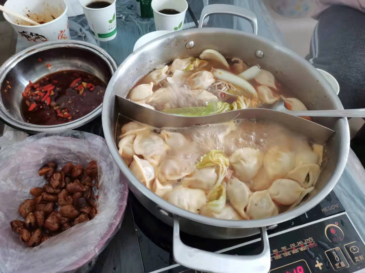 武漢除甲醛公司吃火鍋,身暖心更暖,武漢除甲醛公司吃火鍋,武漢除甲醛,室內(nèi)甲醛治理,武漢除甲醛除異味