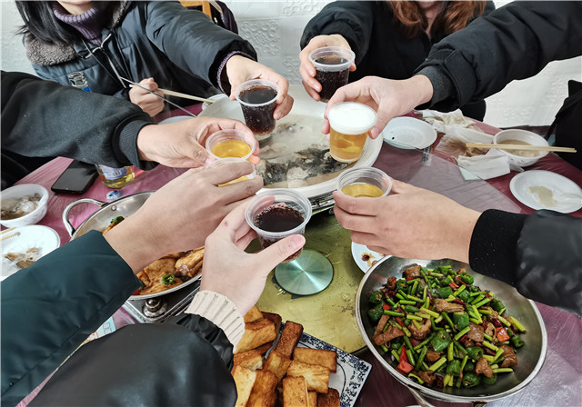 格瑞樂(lè)家人舉杯慶祝,武漢除甲醛公司歡聚慶新年,2021年前程似錦,武漢除甲醛公司,武漢除甲醛除異味