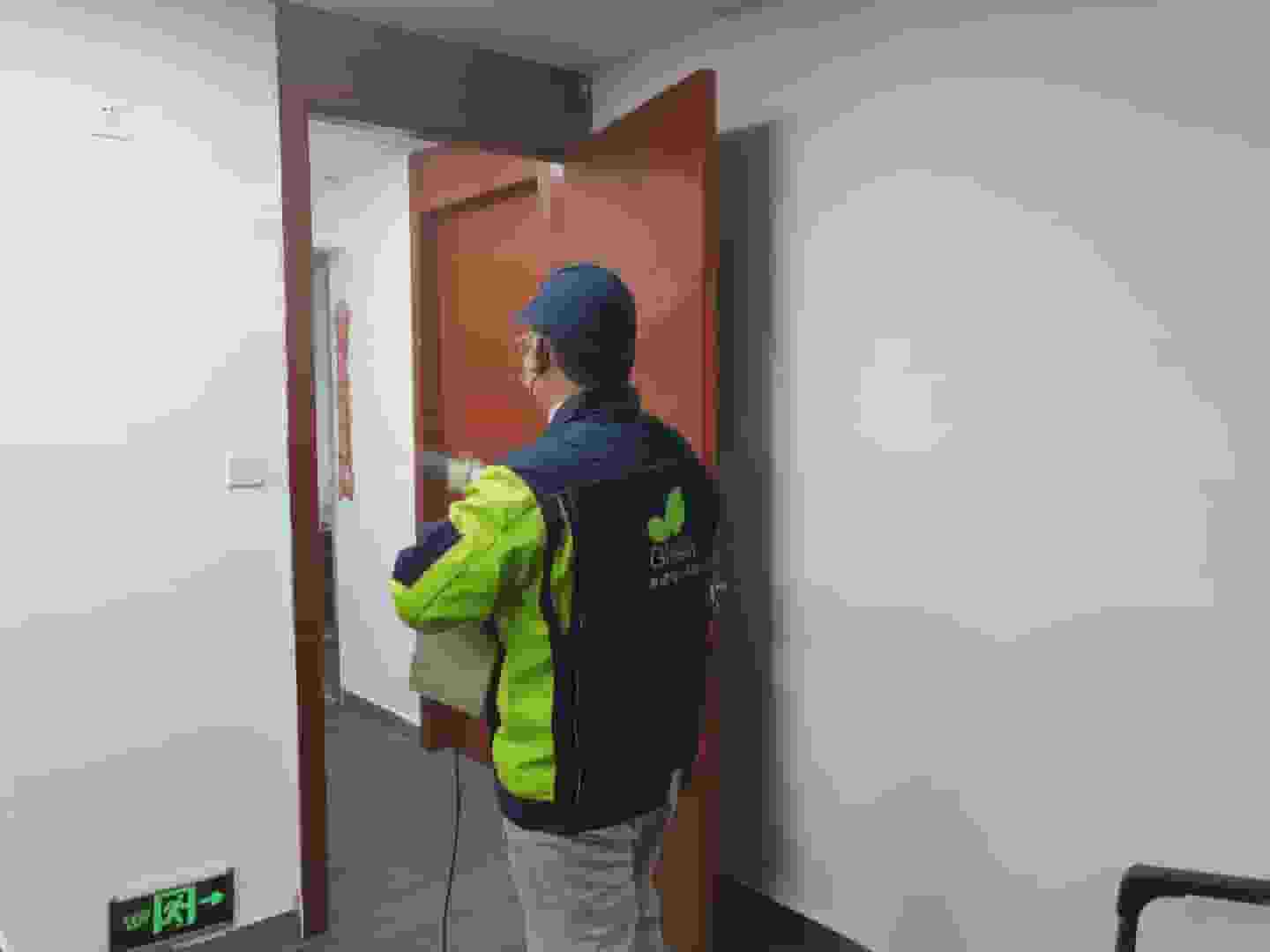 兒童房里，檢測人員把檢測儀器放置在兒童書桌旁，嚴謹收集書桌周邊的空氣樣本，確保檢測數(shù)據(jù)準(zhǔn)確。