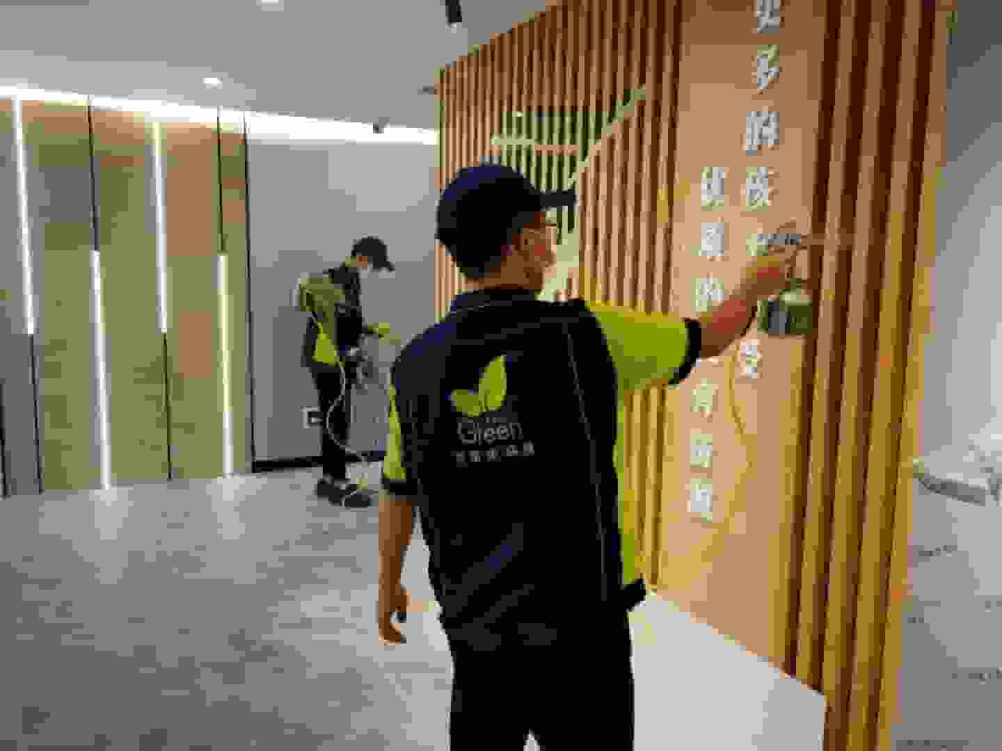 陽臺邊，格瑞樂人員告知業(yè)主通風(fēng)在家具除醛過程中的重要性，并現(xiàn)場示范如何合理利用陽臺的窗戶開啟方式和通風(fēng)時間，以加速家具甲醛的排出。