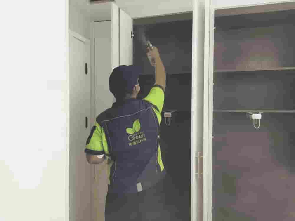 陽臺邊，格瑞樂人員告知業(yè)主通風(fēng)在家具除醛過程中的重要性，并現(xiàn)場示范如何合理利用陽臺的窗戶開啟方式和通風(fēng)時(shí)間，以加速家具甲醛的排出，還建議業(yè)主可以在陽臺種植一些有助于凈化空氣的綠植 。