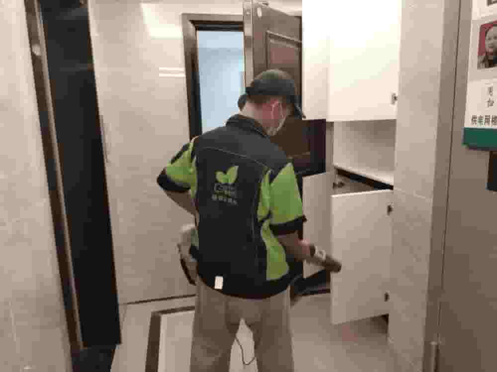 兒童房里，團(tuán)隊(duì)與業(yè)主探討如何在保障孩子安全的前提下，高效去除兒童家具甲醛。